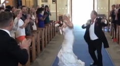 Videli ste už štýlovejší svadobný pochod? Farár sa vrtel ako disko-tanečník