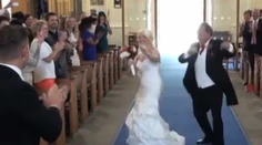 Videli ste už štýlovejší svadobný pochod? Farár sa vrtel ako disko-tanečník