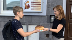 Študent zo Slovenska zaujal krásnym gestom. Sám pečie chlieb a nosí ho neznámym ľuďom