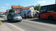 Autobus sa zrazil so skútrom. Žena (†36) skončila hlavou pod kolesom