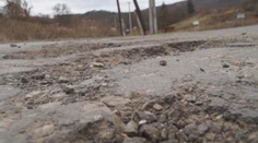 Cesta v Revúcej pripomína tankodróm. Viac ako tri desaťročia ju poriadne neopravili