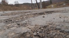 Cesta v Revúcej pripomína tankodróm. Viac ako tri desaťročia ju poriadne neopravili
