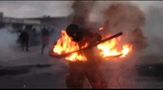 Protestujúci podpálili policajta. Horel ako fakľa