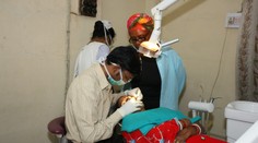 Indický lekár vytiahol najdlhší ľudský zub na svete