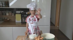 Detské bábiky vymenila za kuchynské pomôcky. Spoznajte túto trojročnú hviezdu kuchyne