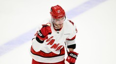 VIDEO: Vo vyrovnanom zápase uspela Carolina a teší sa z postupu. V závere rozhodol šťastným gólom Svečnikov