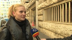 Mladú ženu naháňajú úrady pre poistku na autá. Ona žiadne nemá