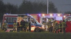 Opitý vodič v Poľsku vrazil do skupiny 14 cyklistov, jeden zomrel a traja sú ťažko zranení. Polícia ho po úteku zadržala