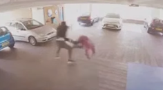 Karma? Chcel ukradnúť auto, na parkovisku sa zjavil zápasník MMA