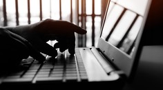 Banky upozorňujú na nárast podvodov cez e-maily či telefonickú komunikáciu