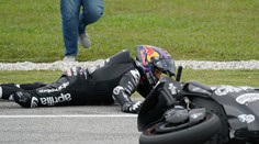 VIDEO: V zákrute neudržal rovnováhu a nebezpečne vyletel do vzduchu. Majster sveta MotoGP skončil v nemocnici