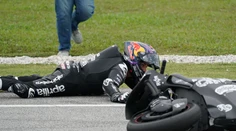 VIDEO: V zákrute neudržal rovnováhu a nebezpečne vyletel do vzduchu. Majster sveta MotoGP skončil v nemocnici