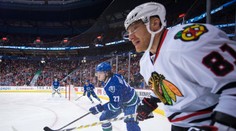 Hossa sa postaral o ďalší víťazný gól Chicaga, McDavid s prvým hetrikom