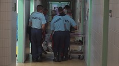 Robota pre ôsmich chlapov: Extrémne obézneho muža prevážali do nemocnice