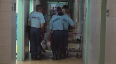 Robota pre ôsmich chlapov: Extrémne obézneho muža prevážali do nemocnice