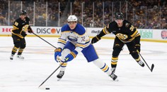 Boston s debaklom pred vlastnými fanúšikmi. Buffalo je krok od postupu