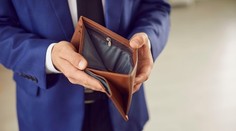Slováci sa dostávajú do bankrotu. Varovný je najmä rast počtu jednej skupiny