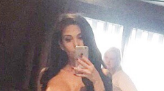 Prsia jej zahalili iba hviezdy! Takto je modelka pripravená na Vianoce