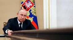 Putin sa izoluje od okolia. Svojich poradcov mohol dať do domáceho väzenia