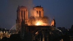 Z požiarom zničenej katedrály Notre-Dame začnú odstraňovať lešenie