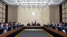 Poslanci zarobia v hrubom viac ako premiér. Podľa odborníkov ministri zarábajú neprimerane málo