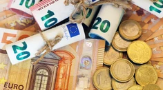 Štát si ide požičať peniaze od vlastných občanov. Odborník prezradil, či sa nákup oplatí a kto by mohol investovať