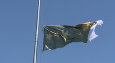 KDH vyvesilo kapitánsku výložku. Visí presne oproti Dankovým oknám