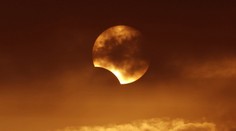 Zažijeme ďalší astronomický jav. Cez víkend sa zadívajte na oblohu, prichádza zatmenie Slnka