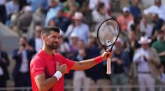 Djokovič v Paríži nebude štartovať. Nepustia ho zdravotné problémy