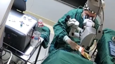 Chirurg počas operácie udieral pacientku päsťou do hlavy. Vysvetlenie nemocnice pôsobí ako zlý vtip