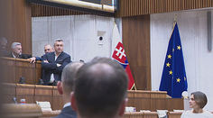 Po potýčke sa debata zvrhla k alkoholu: Poslanci obviňovali Danka a kolegov z vedenia schôdze pod vplyvom