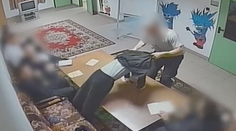 Šokujúce videá z maďarskej polepšovne: Riaditeľ deti kopal a hádzal na zem