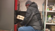 Zostali bez energopomoci. Ministerka časom nevylučuje peniaze aj pre domácnosti kúriace drevom či uhlím