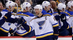 Najprv s manželkou prišli o potomka, teraz sa kapitánovi St. Louis narodili trojčatá