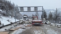 Paralyzovaná doprava na severe Slovenska. Z kamiónu sa vysypal náklad