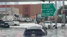 Dubaj pod vodou: Dážď zatopil mesto, ulice sa menia na rieky