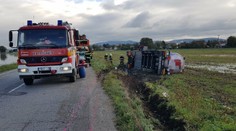 Pri Chynoranoch sa prevrátil kamión s cisternou, vodič sa zranil