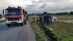 Pri Chynoranoch sa prevrátil kamión s cisternou, vodič sa zranil