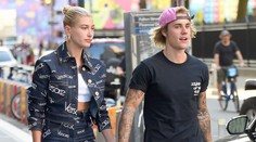 Snúbenica Justina Biebera ukázala mega prsteň. Spevák sa pochlapil