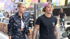 Snúbenica Justina Biebera ukázala mega prsteň. Spevák sa pochlapil