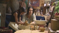 Výtvarníčka vymenila mestský život za divočinu na Gemeri. Z dobrej vôle učí deti remeslu