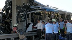 Pri havárii zahynulo najmenej šesť ľudí, betónový pilier prakticky rozrezal autobus