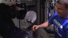 Čo sa stane, keď na vesmírnej stanici vytvoríte vodnú bublinu a dáte do nej kameru?