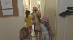 Záujem o letné škôlky z roka na rok rastie. Čo si musia rodičia včas ustriehnuť?