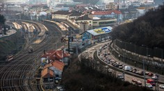 Na Pražskej ulici v smere do centra Bratislavy sa zrazilo šesť áut