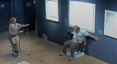 VIDEO: Turista pri fotení rozsadol vzácny exponát. Zničenie „Van Goghovej stoličky“ zachytila kamera