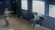 VIDEO: Turista pri fotení rozsadol vzácny exponát. Zničenie „Van Goghovej stoličky“ zachytila kamera