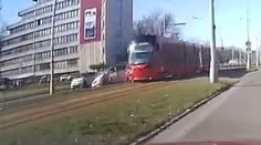 VIDEO: Dramatickú nehodu v Bratislave zachytila kamera. Auto skončilo pod električkou