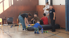 Šesť rodín, vrátane malých detí, žije po požiari bytovky v telocvični. Hľadajú pre nich bývanie