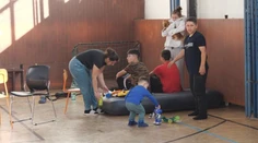 Šesť rodín, vrátane malých detí, žije po požiari bytovky v telocvični. Hľadajú pre nich bývanie